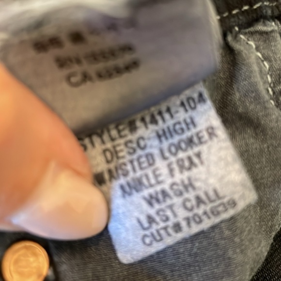 MOTHER jeans High Waisted Looker Ankle Fray. Wash: Last Call. EUC. Size 23. - Picture 5 of 6